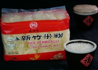 Gluten chino de los tallarines de fideos del arroz libre con la ensalada vegetal