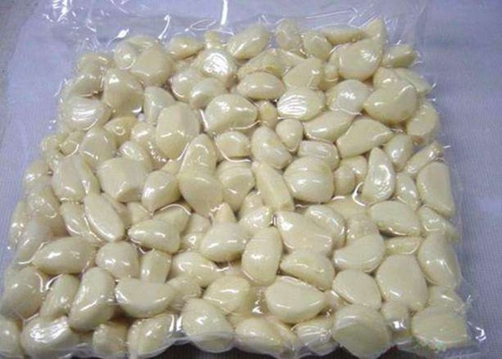 Limpie los clavos de ajo con la aspiradora pelados